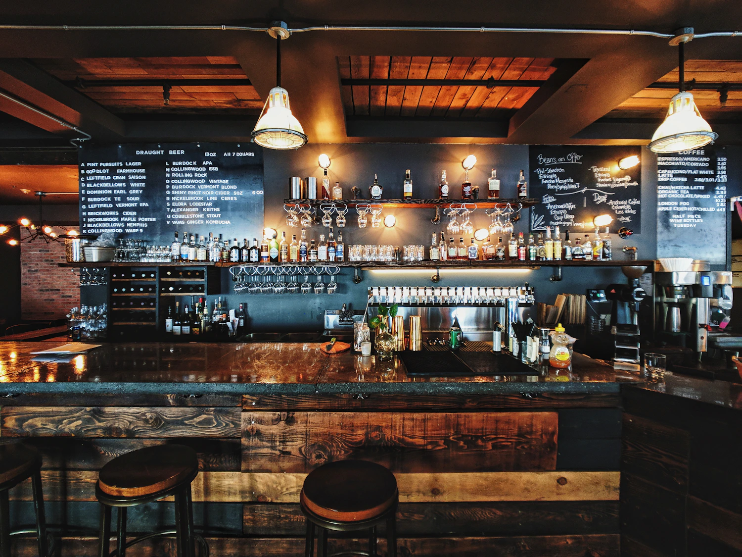 Un restaurant avec des tables et un bar.